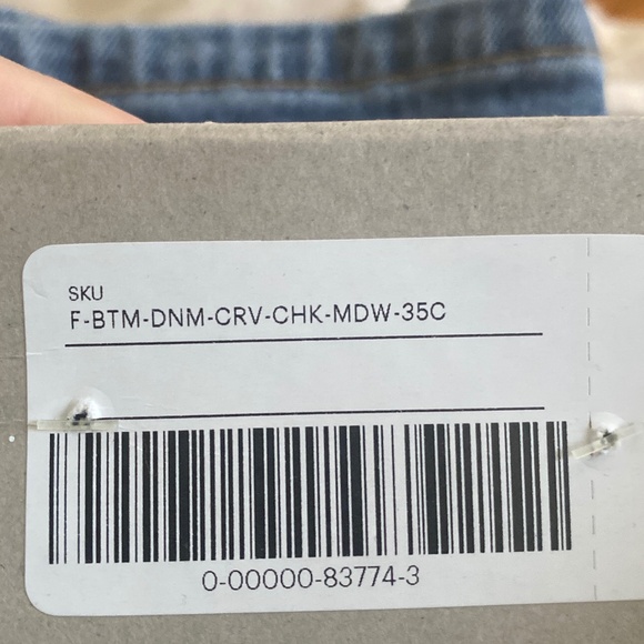 Everlane Curvy Cheeky Jean - Picture 2 of 3